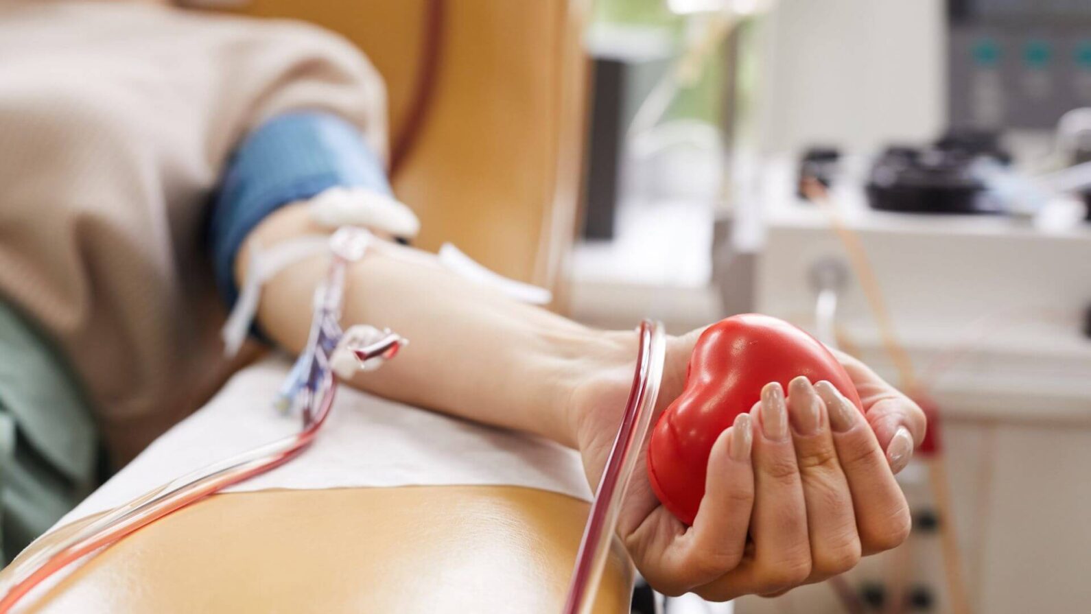 Pessoa realizando doação de sangue